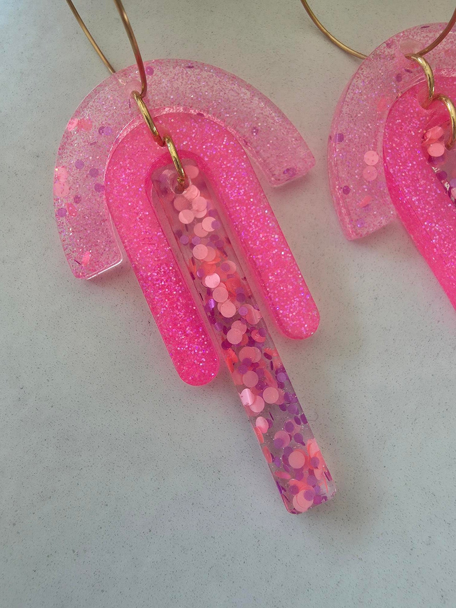 Boucles d'oreilles pendantes créole dorée – arc résine époxy rose pailletté & barre confettis rose violet (paire)