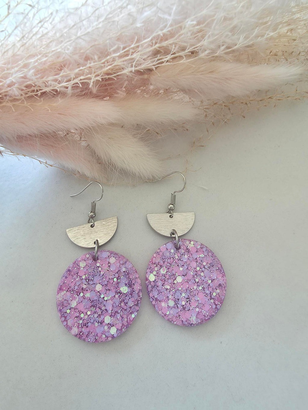 Boucles d'oreilles pendantes demi-lune argentée & grand disque résine époxy pailletté lilas holographique (paire)