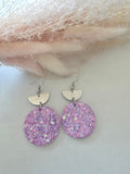 Boucles d'oreilles pendantes demi-lune argentée & grand disque résine époxy pailletté lilas holographique (paire)