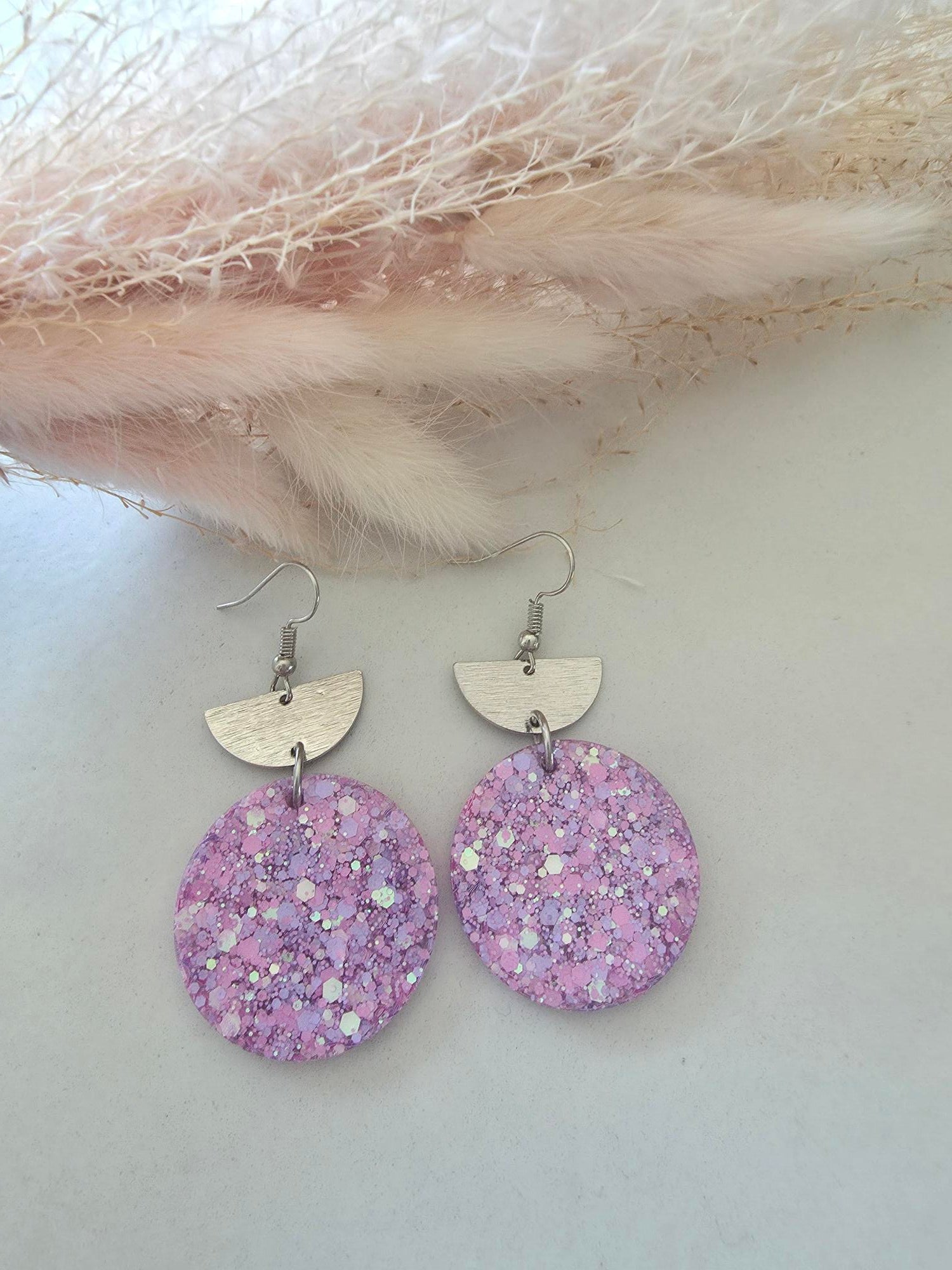 Boucles d'oreilles pendantes demi-lune argentée & grand disque résine époxy pailletté lilas holographique (paire)