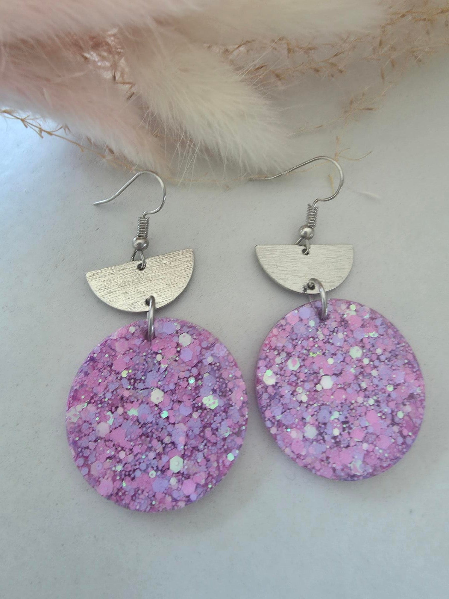 Boucles d'oreilles pendantes demi-lune argentée & grand disque résine époxy pailletté lilas holographique (paire)