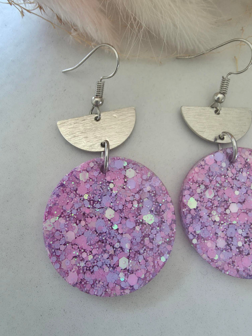 Boucles d'oreilles pendantes demi-lune argentée & grand disque résine époxy pailletté lilas holographique (paire)