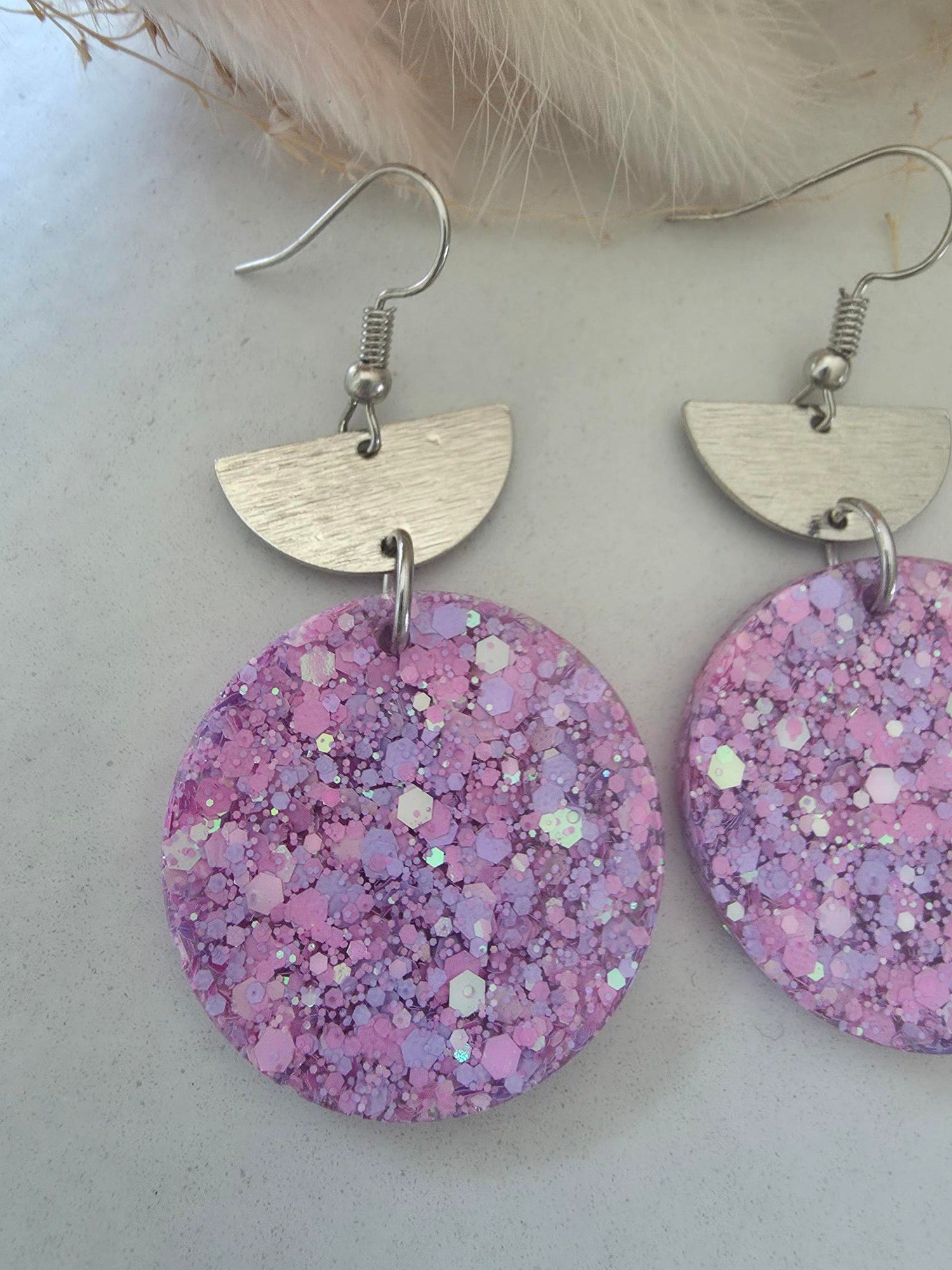 Boucles d'oreilles pendantes demi-lune argentée & grand disque résine époxy pailletté lilas holographique (paire)