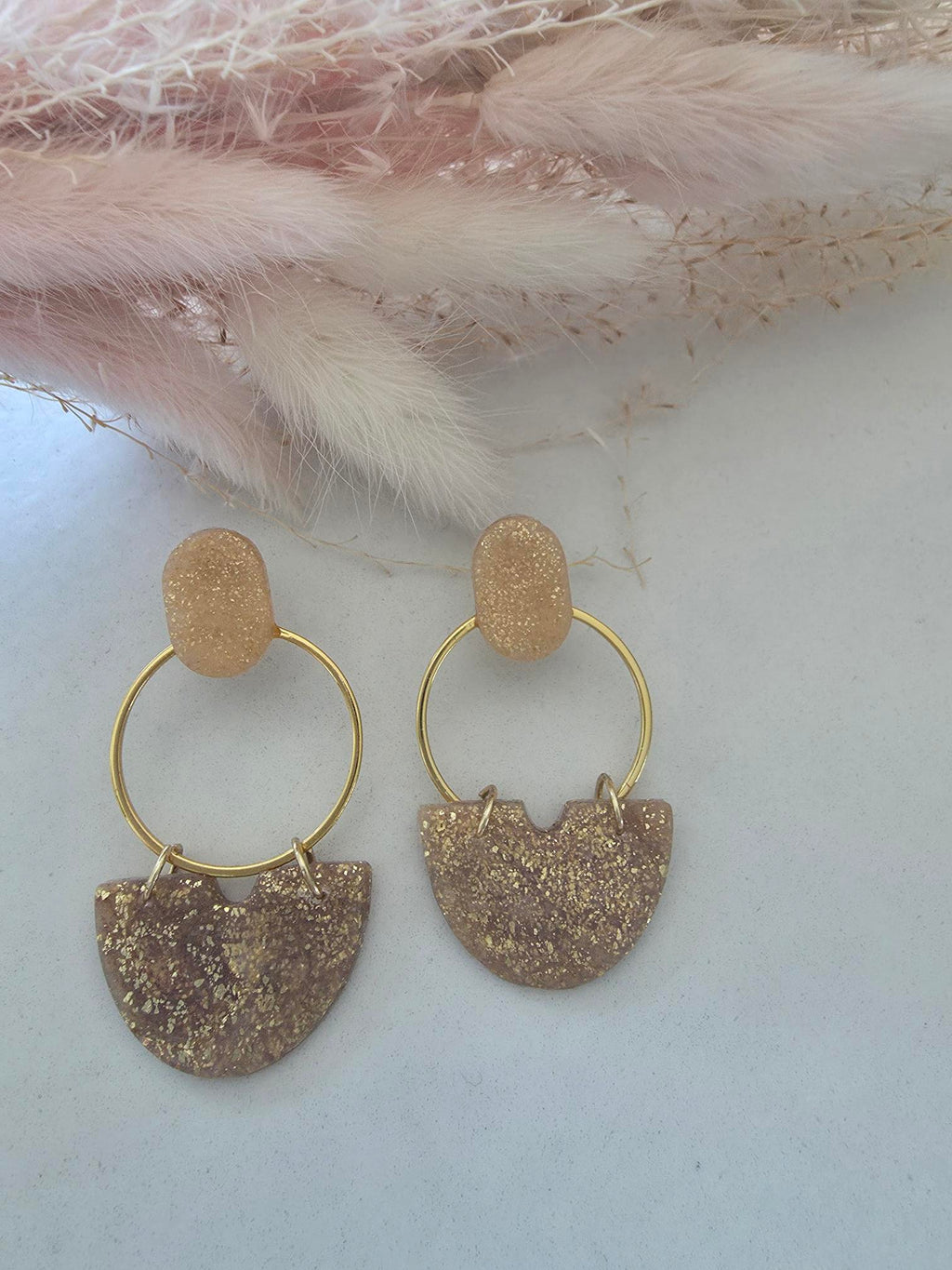 Boucles d'oreilles pendantes puce ovale & demi-lune argile polymère doré pailletté – créole dorée (paire)
