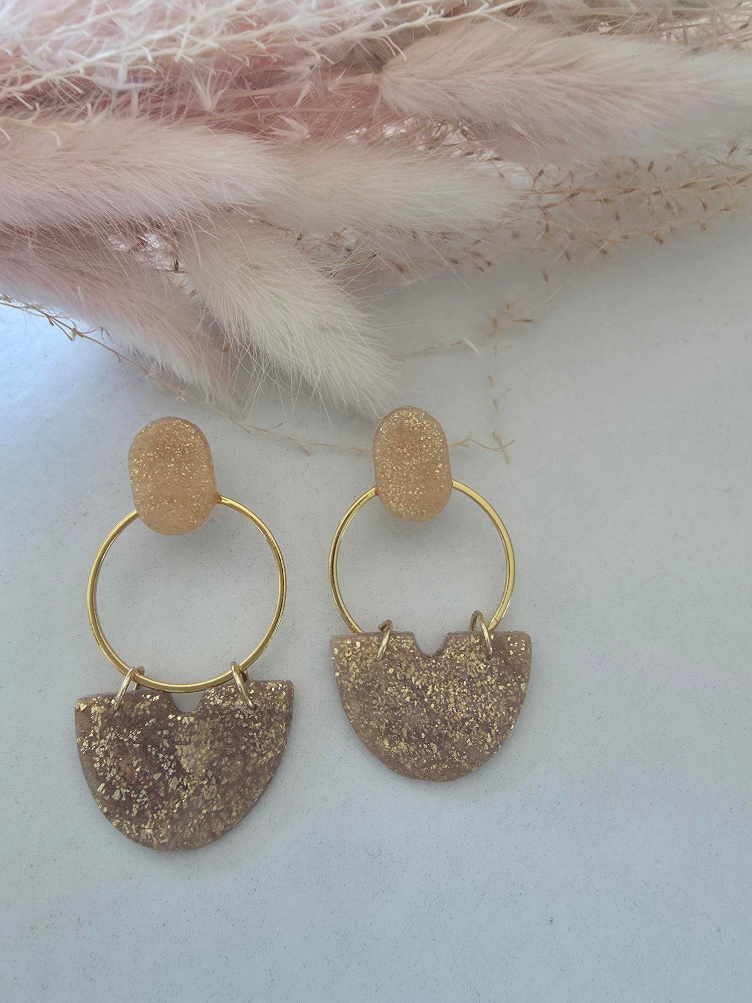 Boucles d'oreilles pendantes puce ovale & demi-lune argile polymère doré pailletté – créole dorée (paire)