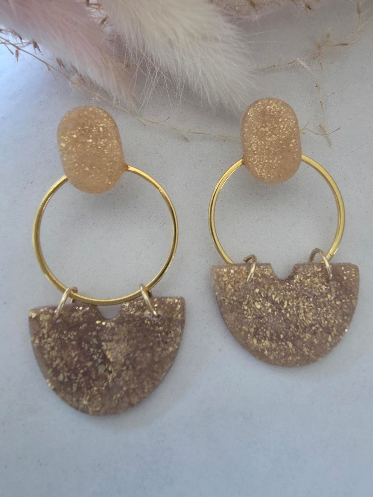 Boucles d'oreilles pendantes puce ovale & demi-lune argile polymère doré pailletté – créole dorée (paire)