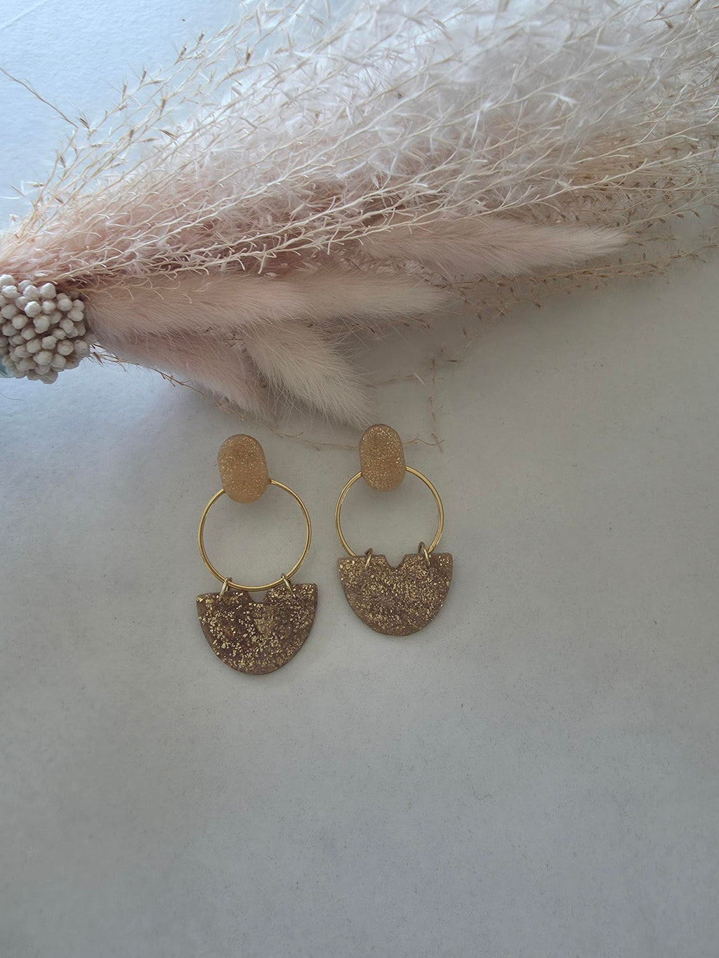 Boucles d'oreilles pendantes puce ovale & demi-lune argile polymère doré pailletté – créole dorée (paire)