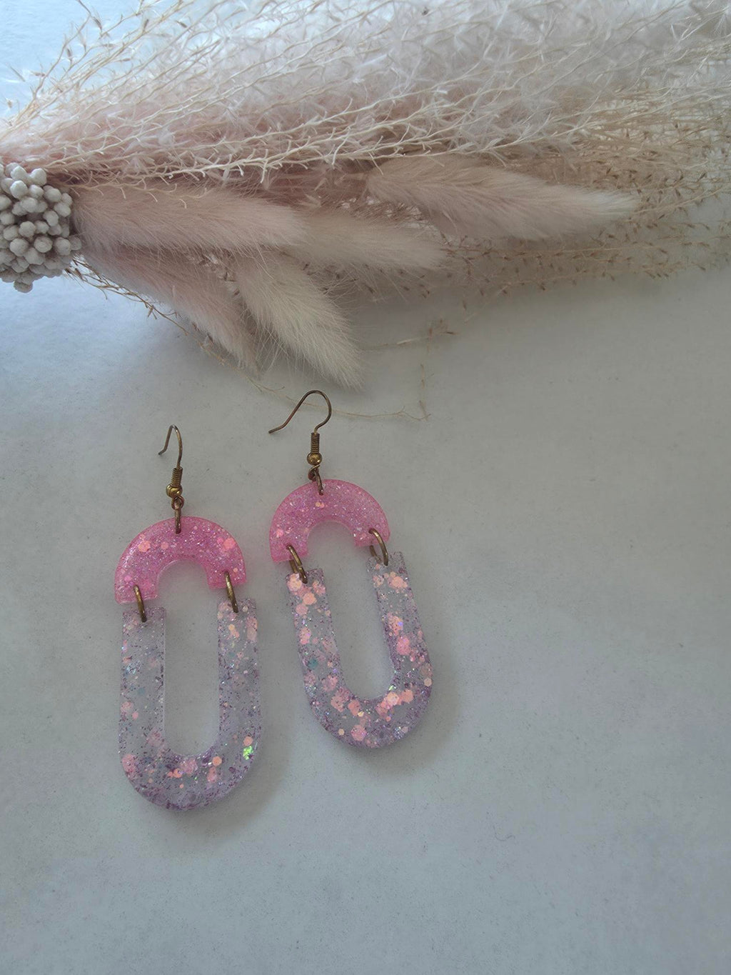 Boucles d'oreilles pendantes arc rose pailletté & grand ovale évidé résine époxy lilas holographique (paire)