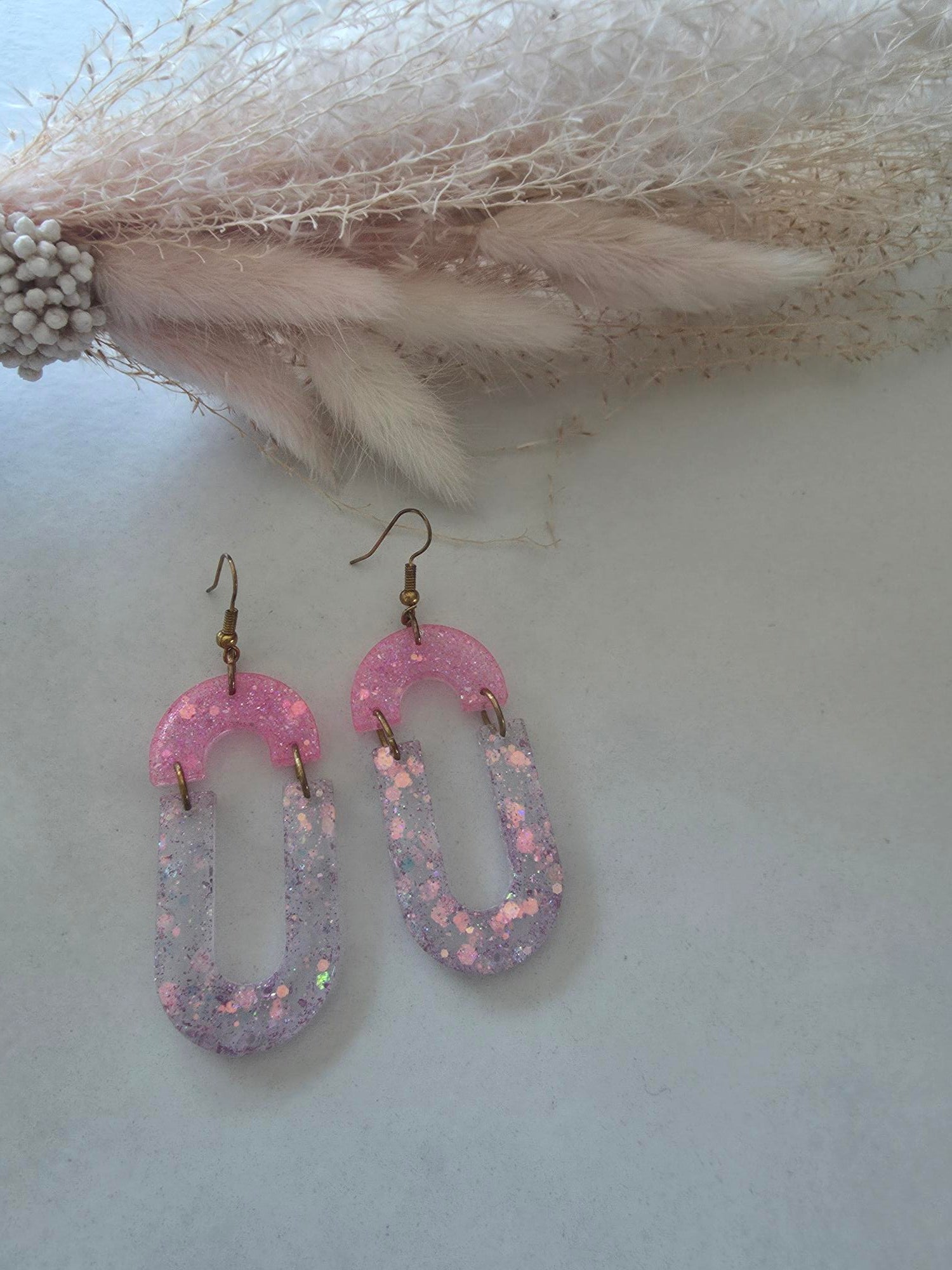 Boucles d'oreilles pendantes arc rose pailletté & grand ovale évidé résine époxy lilas holographique (paire)