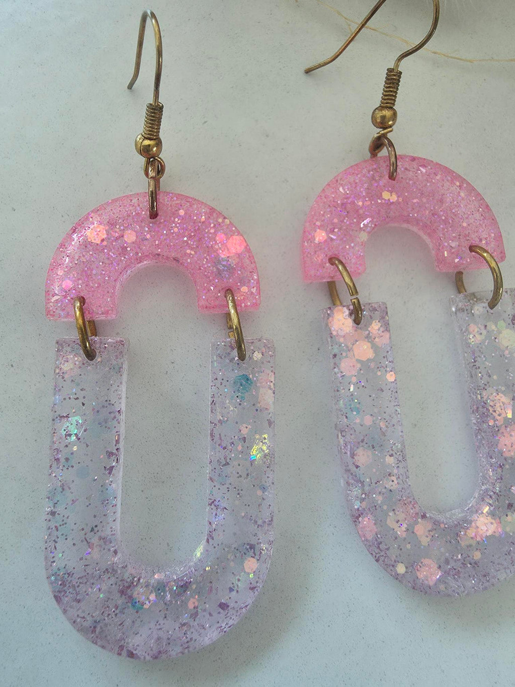 Boucles d'oreilles pendantes arc rose pailletté & grand ovale évidé résine époxy lilas holographique (paire)