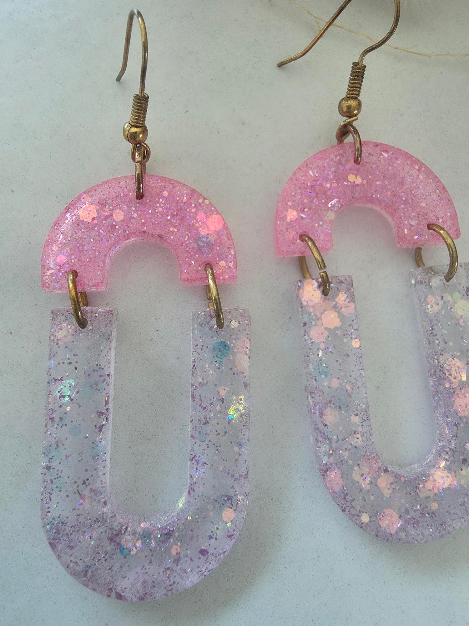 Boucles d'oreilles pendantes arc rose pailletté & grand ovale évidé résine époxy lilas holographique (paire)