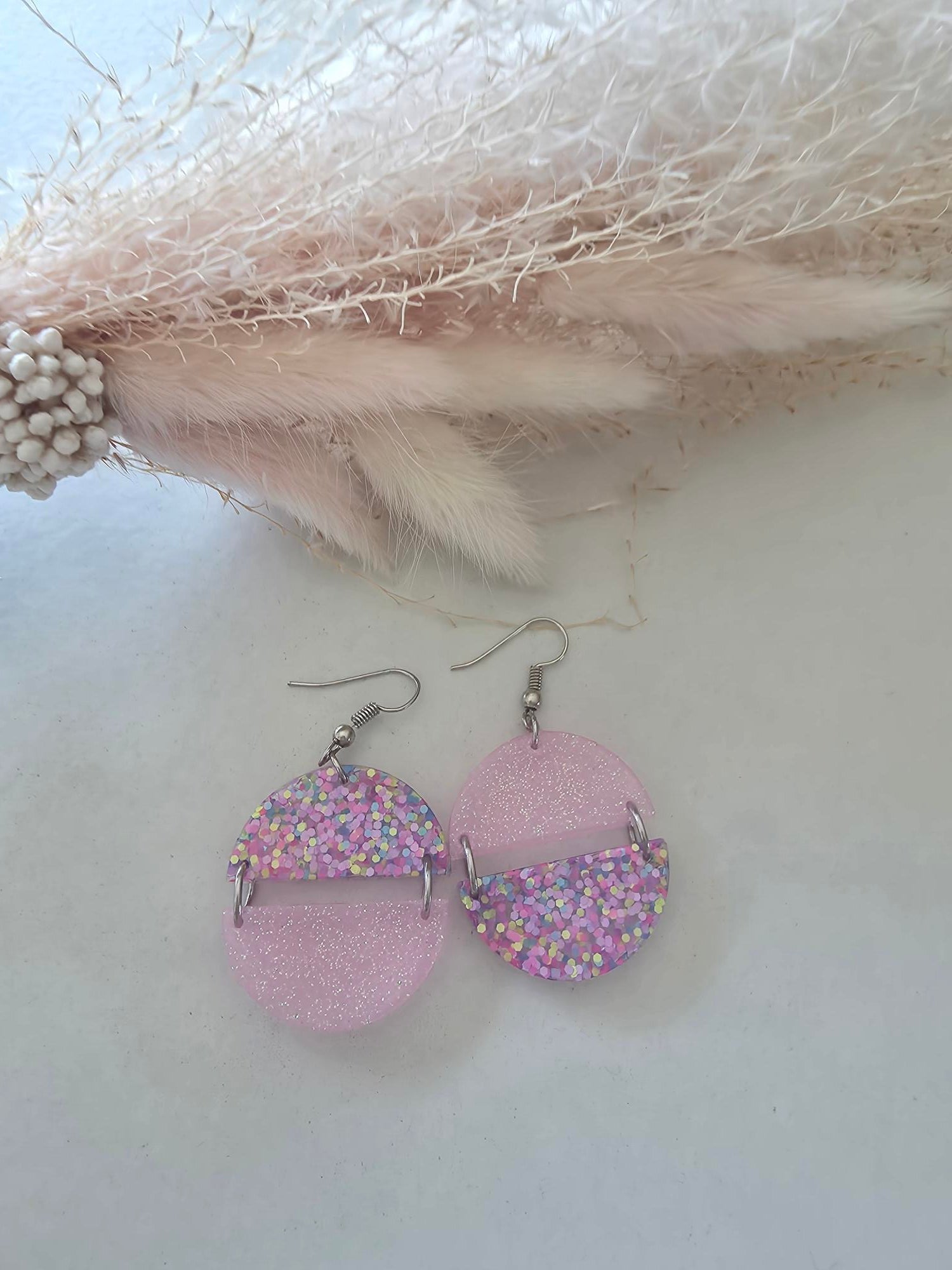 Boucles d'oreilles pendantes dormeuses argentées – grand disque résine époxy bicolore rose pailletté & confettis multicolores (paire)