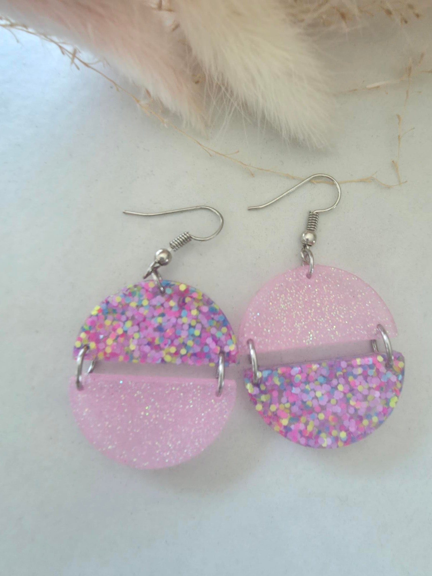 Boucles d'oreilles pendantes dormeuses argentées – grand disque résine époxy bicolore rose pailletté & confettis multicolores (paire)