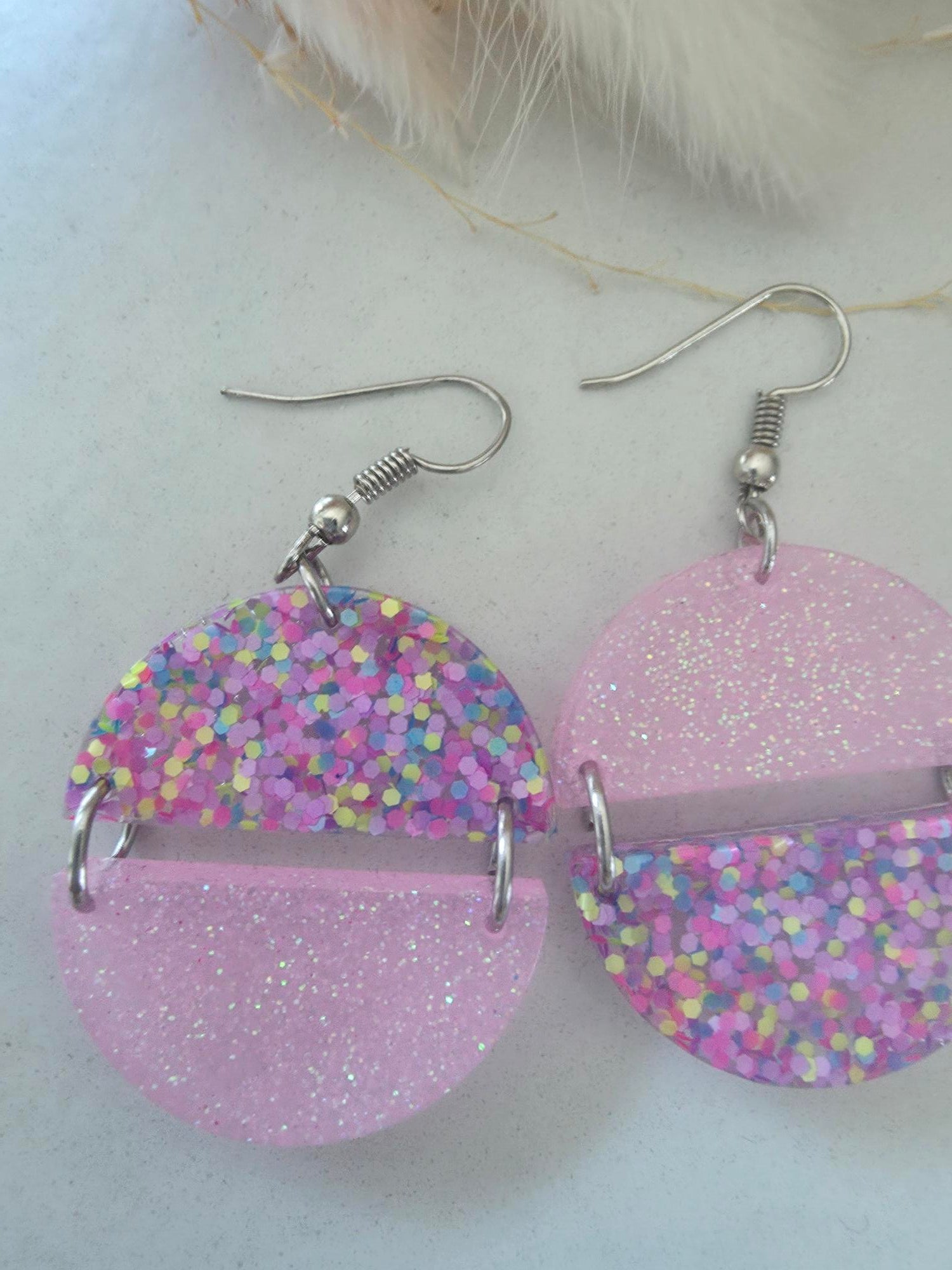 Boucles d'oreilles pendantes dormeuses argentées – grand disque résine époxy bicolore rose pailletté & confettis multicolores (paire)