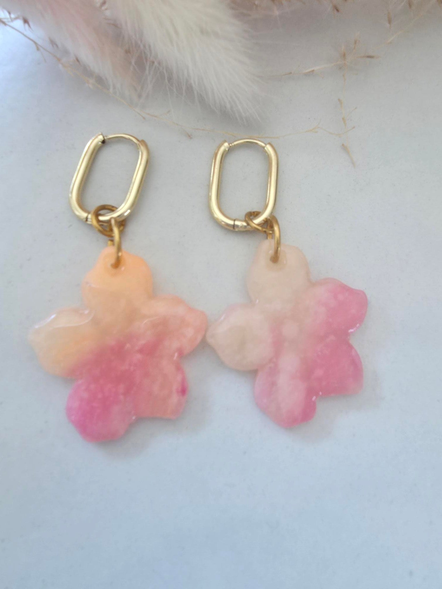 Boucles d'oreilles créoles dorées – fleur argile polymère dégradé pêche & rose (paire)