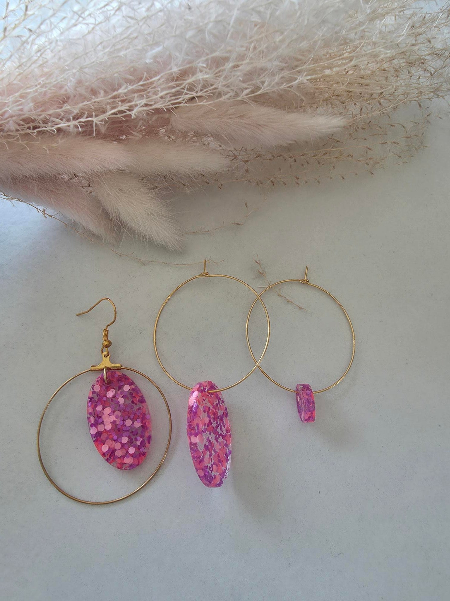 Boucles d'oreilles grandes créoles dorées fil fin – ovale résine époxy rose fuchsia à grosses paillettes (trio))