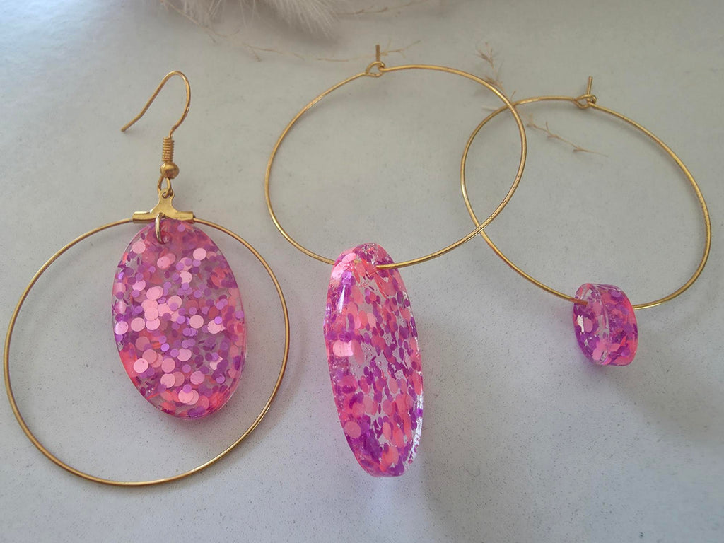 Boucles d'oreilles grandes créoles dorées fil fin – ovale résine époxy rose fuchsia à grosses paillettes (trio))