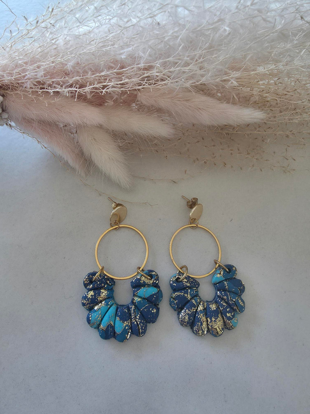 Boucles d'oreilles pendantes puce dorée & anneau doré – grand éventail argile polymère bleu marine marbré turquoise & feuilles d'or (paire)