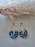 Boucles d'oreilles pendantes puce dorée & anneau doré – grand éventail argile polymère bleu marine marbré turquoise & feuilles d'or (paire)