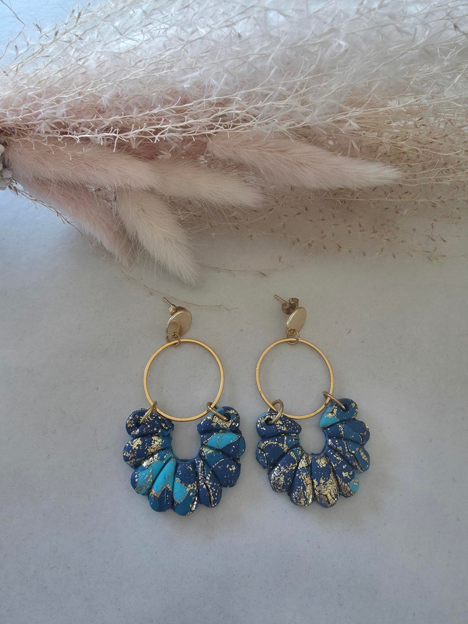 Boucles d'oreilles pendantes puce dorée & anneau doré – grand éventail argile polymère bleu marine marbré turquoise & feuilles d'or (paire)