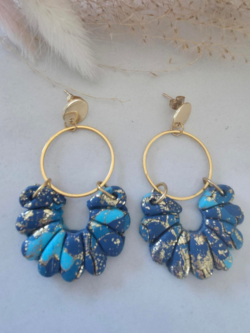 Boucles d'oreilles pendantes puce dorée & anneau doré – grand éventail argile polymère bleu marine marbré turquoise & feuilles d'or (paire)