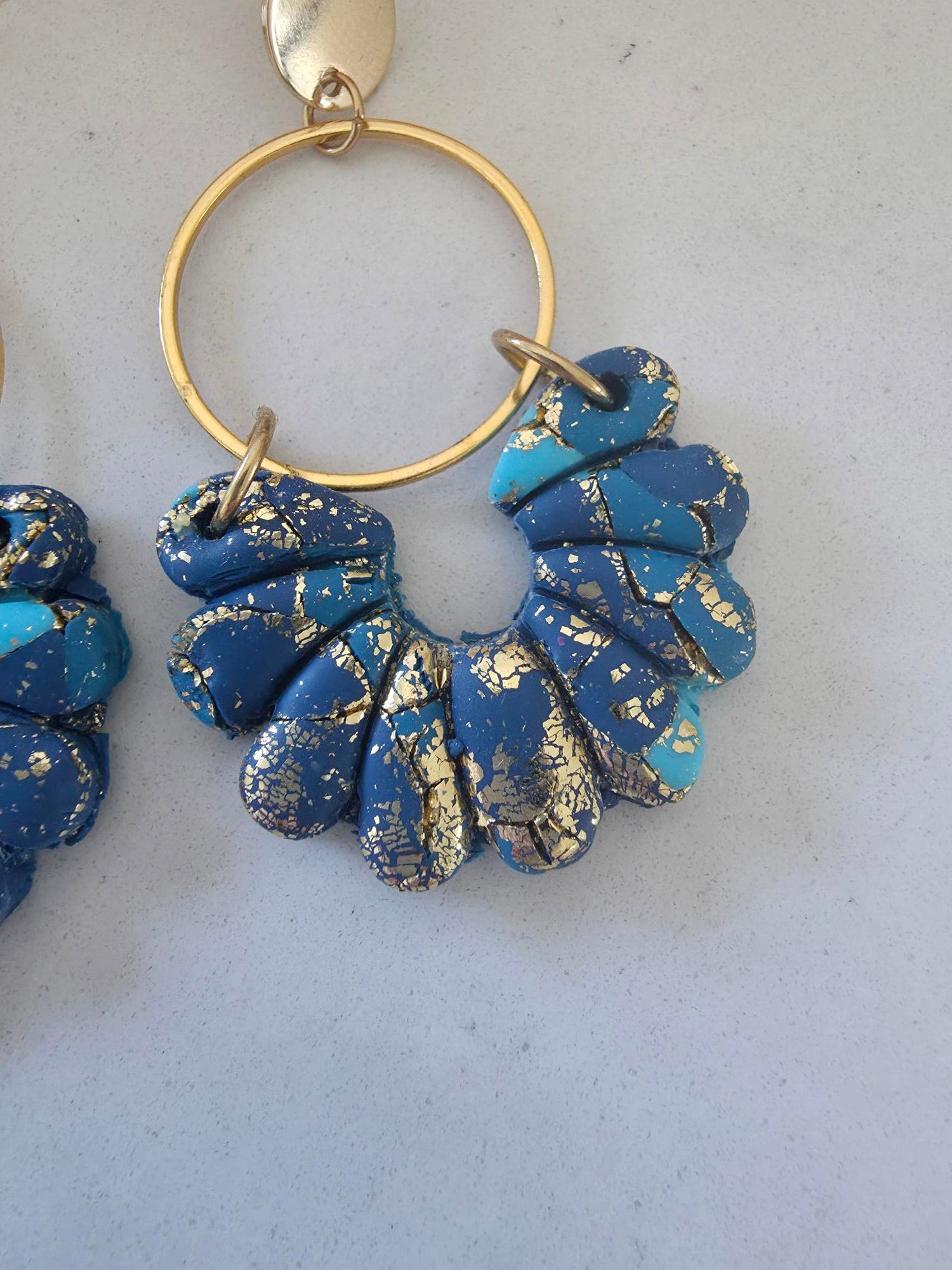 Boucles d'oreilles pendantes puce dorée & anneau doré – grand éventail argile polymère bleu marine marbré turquoise & feuilles d'or (paire)