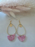 Boucles d'oreilles pendantes goutte dorée texturée – charm étoile doré & éventail argile polymère rose lilas pailletté or (paire)