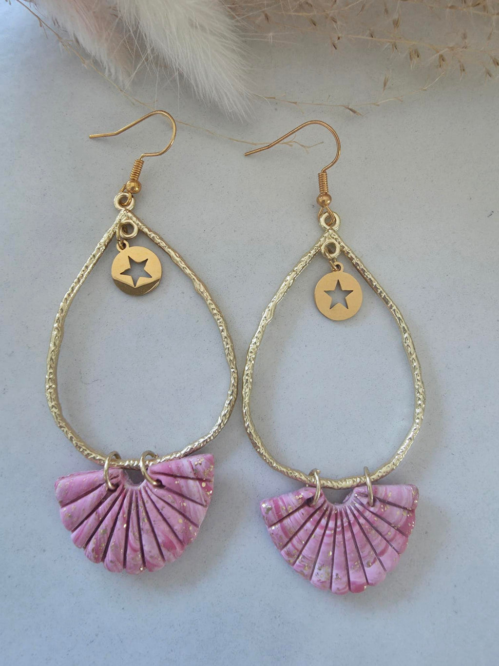 Boucles d'oreilles pendantes goutte dorée texturée – charm étoile doré & éventail argile polymère rose lilas pailletté or (paire)