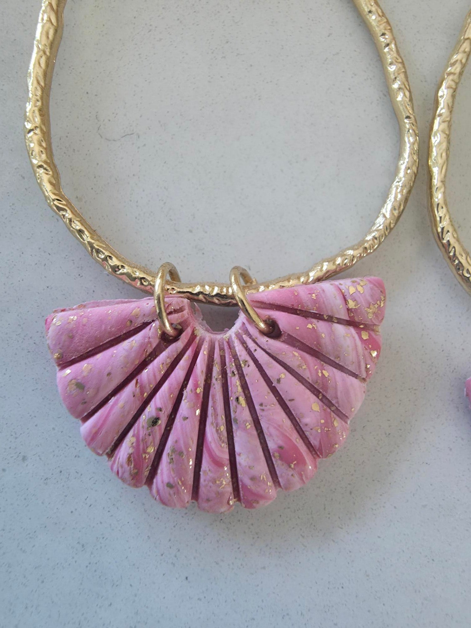 Boucles d'oreilles pendantes goutte dorée texturée – charm étoile doré & éventail argile polymère rose lilas pailletté or (paire)