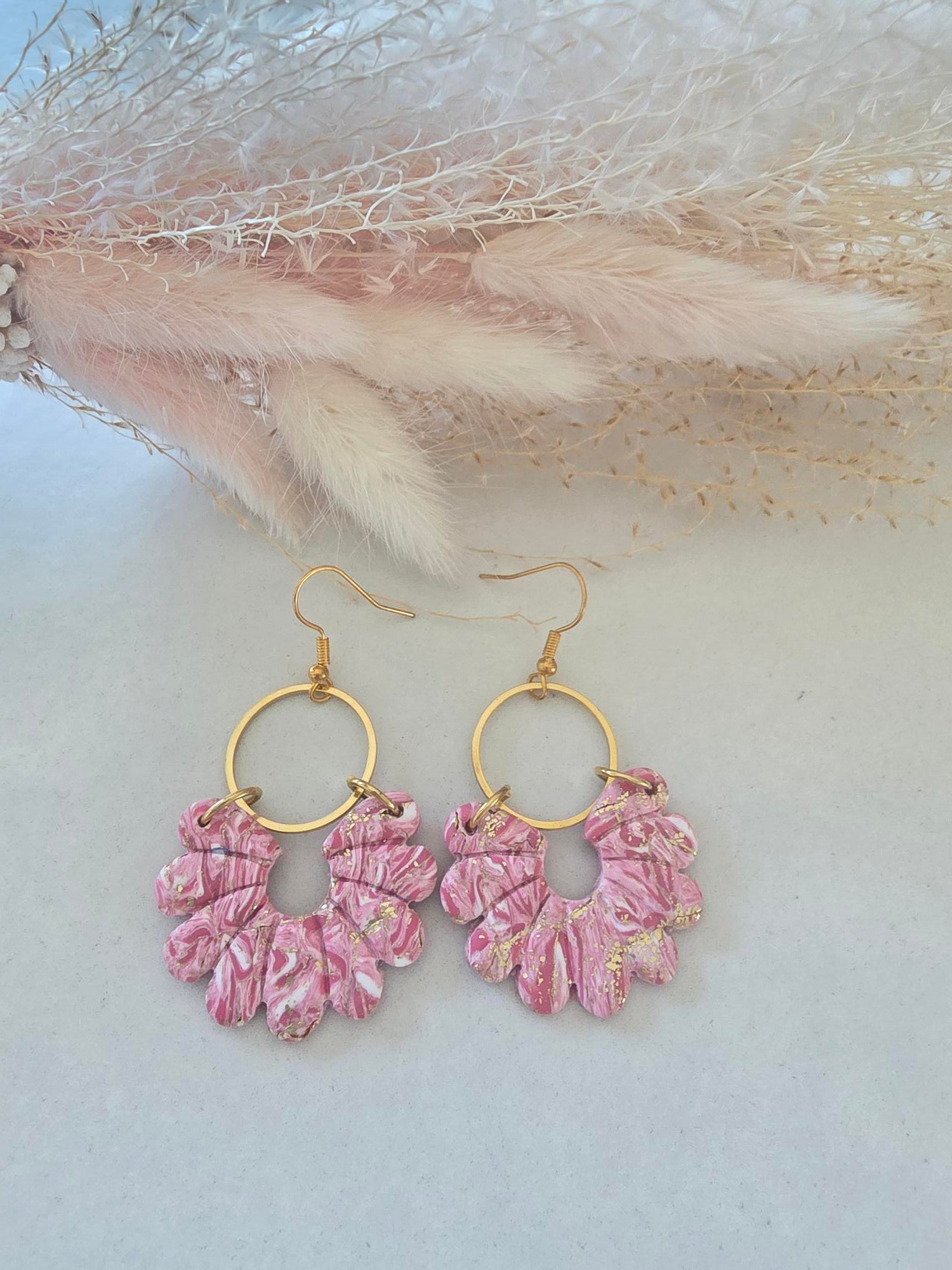 Boucles d'oreilles pendantes crochet doré & anneau doré – grand éventail argile polymère rose marbré blanc & feuilles d'or (paire)