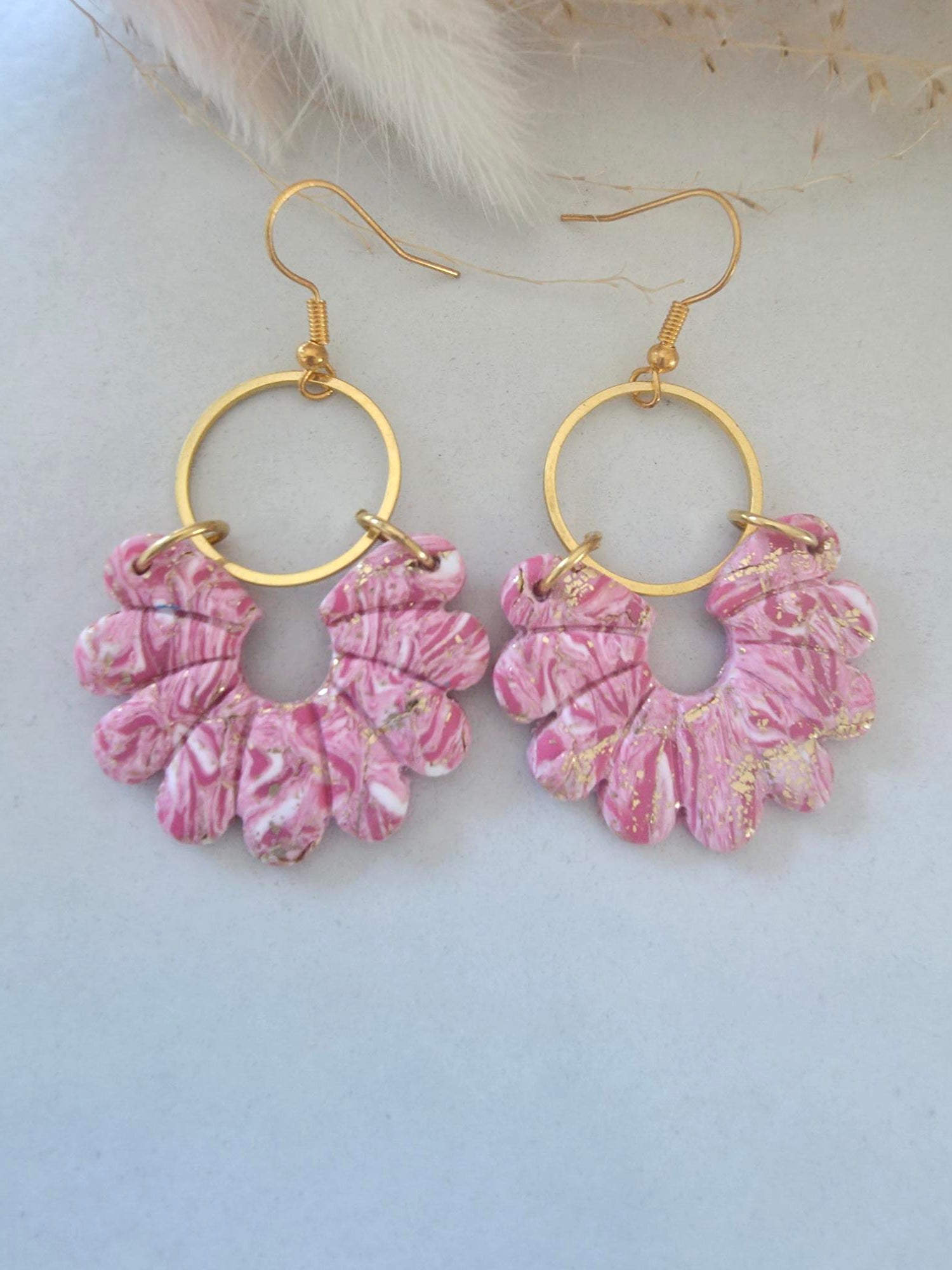 Boucles d'oreilles pendantes crochet doré & anneau doré – grand éventail argile polymère rose marbré blanc & feuilles d'or (paire)