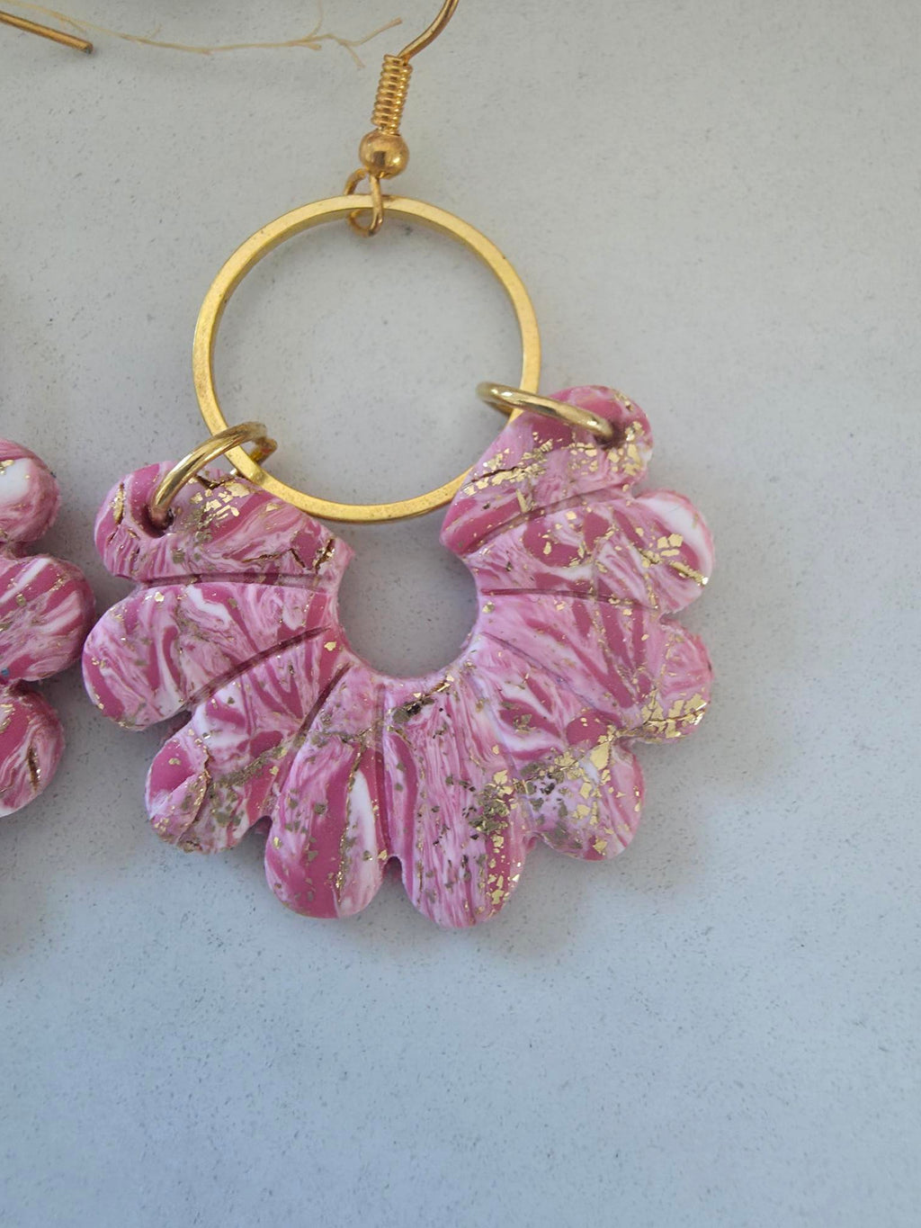 Boucles d'oreilles pendantes crochet doré & anneau doré – grand éventail argile polymère rose marbré blanc & feuilles d'or (paire)