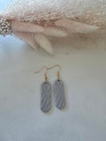 Boucles d'oreilles pendantes barres argile polymère gris texturé chevrons & feuilles d'or (paire)