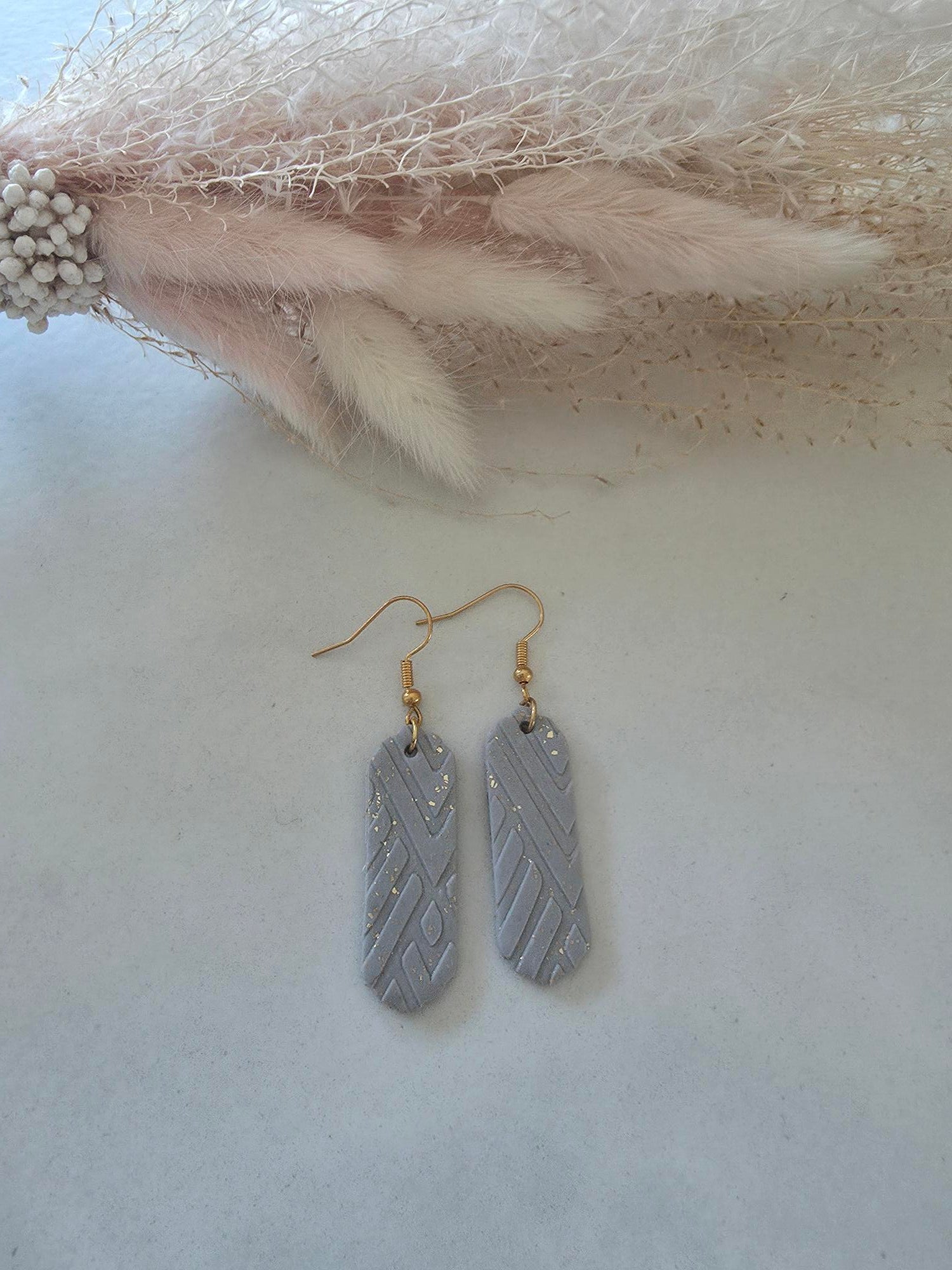 Boucles d'oreilles pendantes barres argile polymère gris texturé chevrons & feuilles d'or (paire)