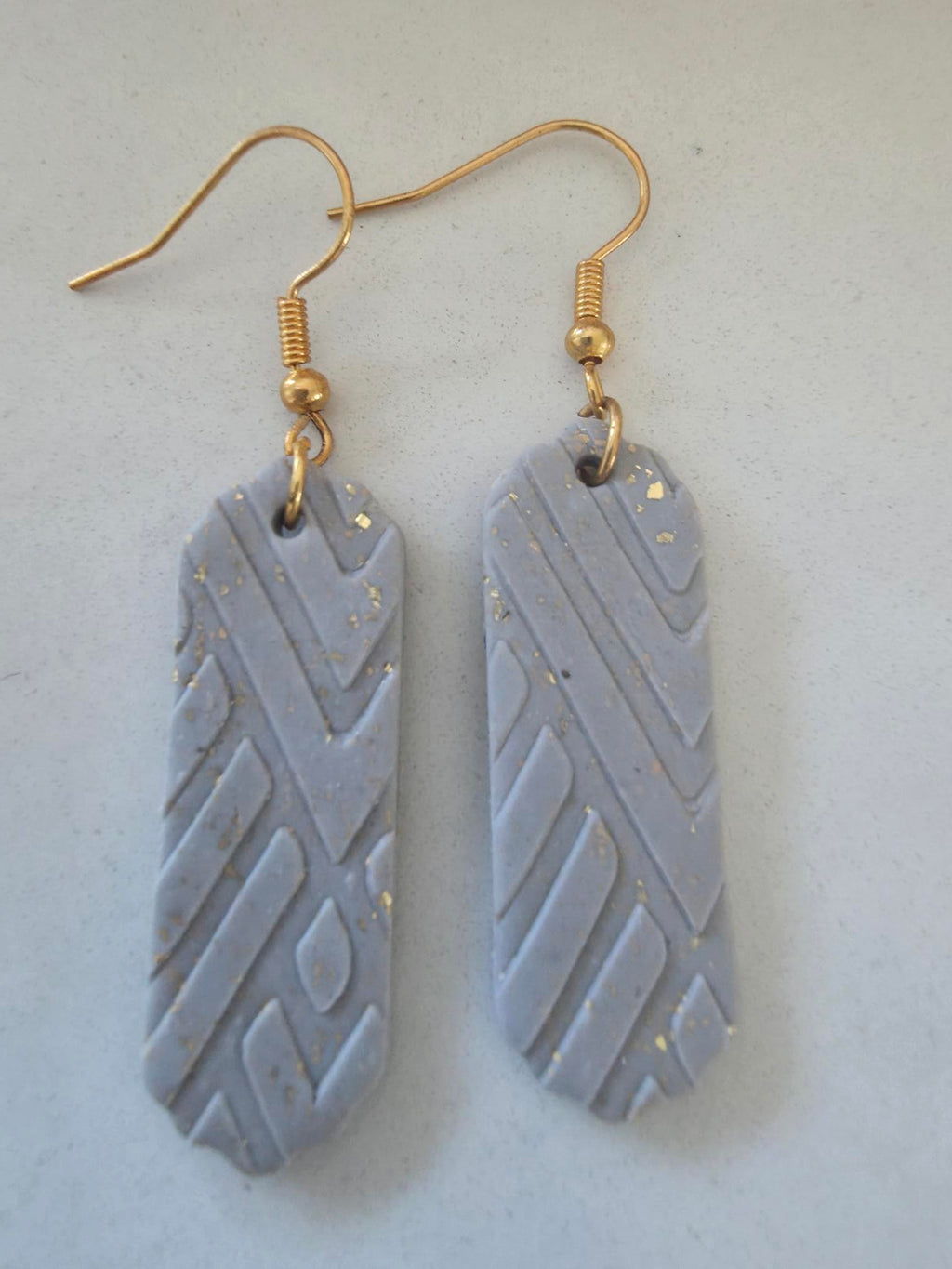 Boucles d'oreilles pendantes barres argile polymère gris texturé chevrons & feuilles d'or (paire)