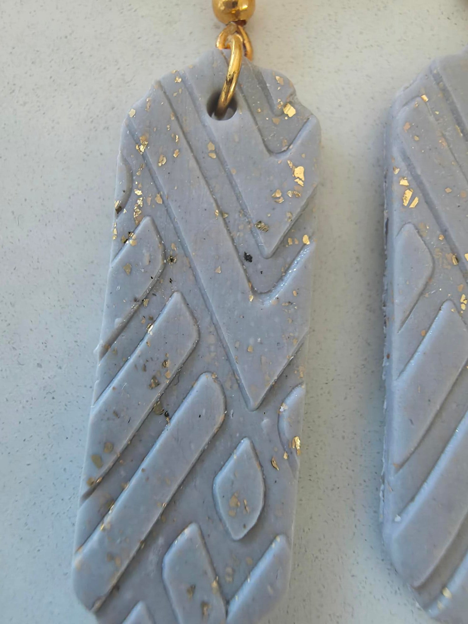 Boucles d'oreilles pendantes barres argile polymère gris texturé chevrons & feuilles d'or (paire)