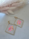 Boucles d'oreilles losange doré résine époxy – confettis papillons rose & orange (paire)