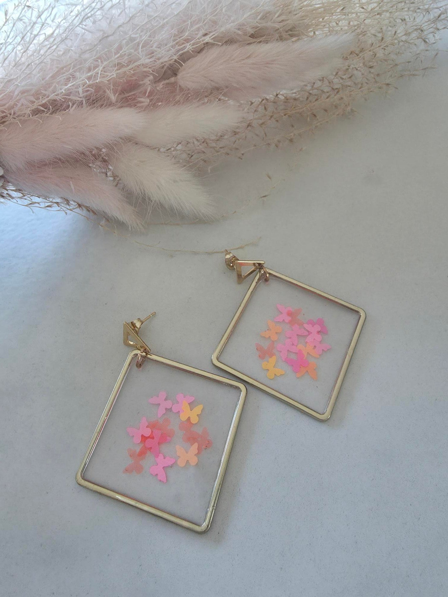 Boucles d'oreilles losange doré résine époxy – confettis papillons rose & orange (paire)