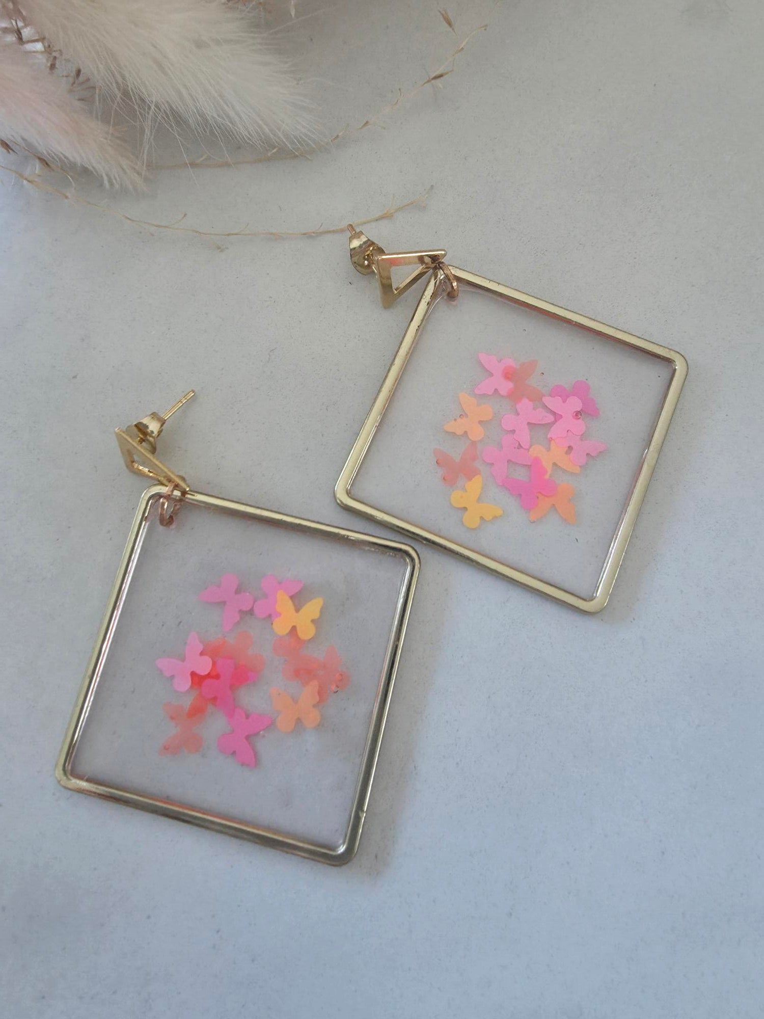 Boucles d'oreilles losange doré résine époxy – confettis papillons rose & orange (paire)