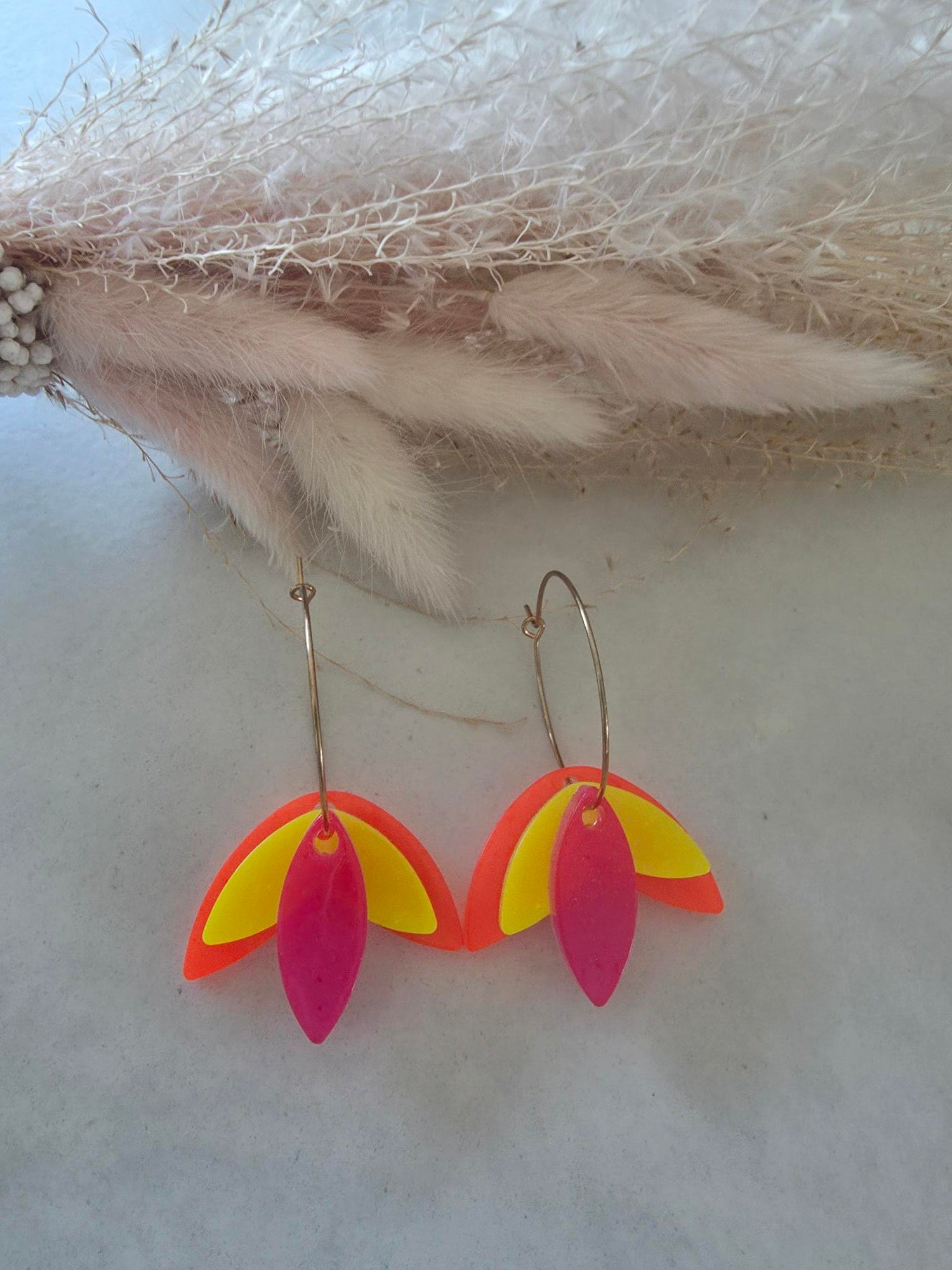 Boucles d'oreilles créoles dorées – pétales fluo orange, jaune & fuchsia en résine époxy (paire)