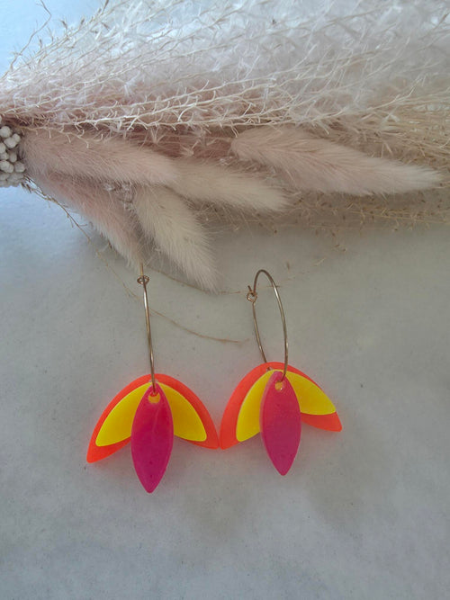 Boucles d'oreilles créoles dorées – pétales fluo orange, jaune & fuchsia en résine époxy (paire)