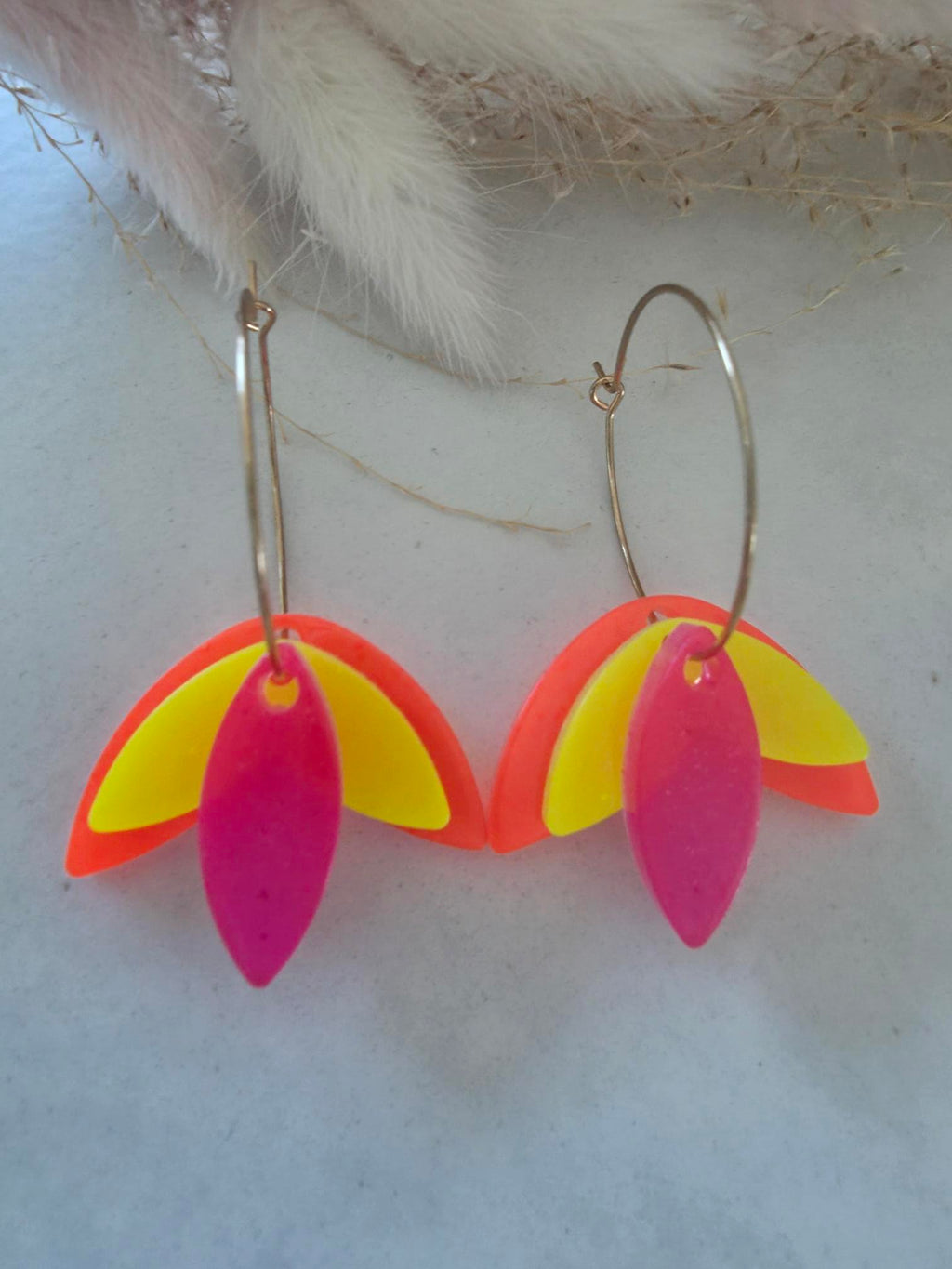 Boucles d'oreilles créoles dorées – pétales fluo orange, jaune & fuchsia en résine époxy (paire)
