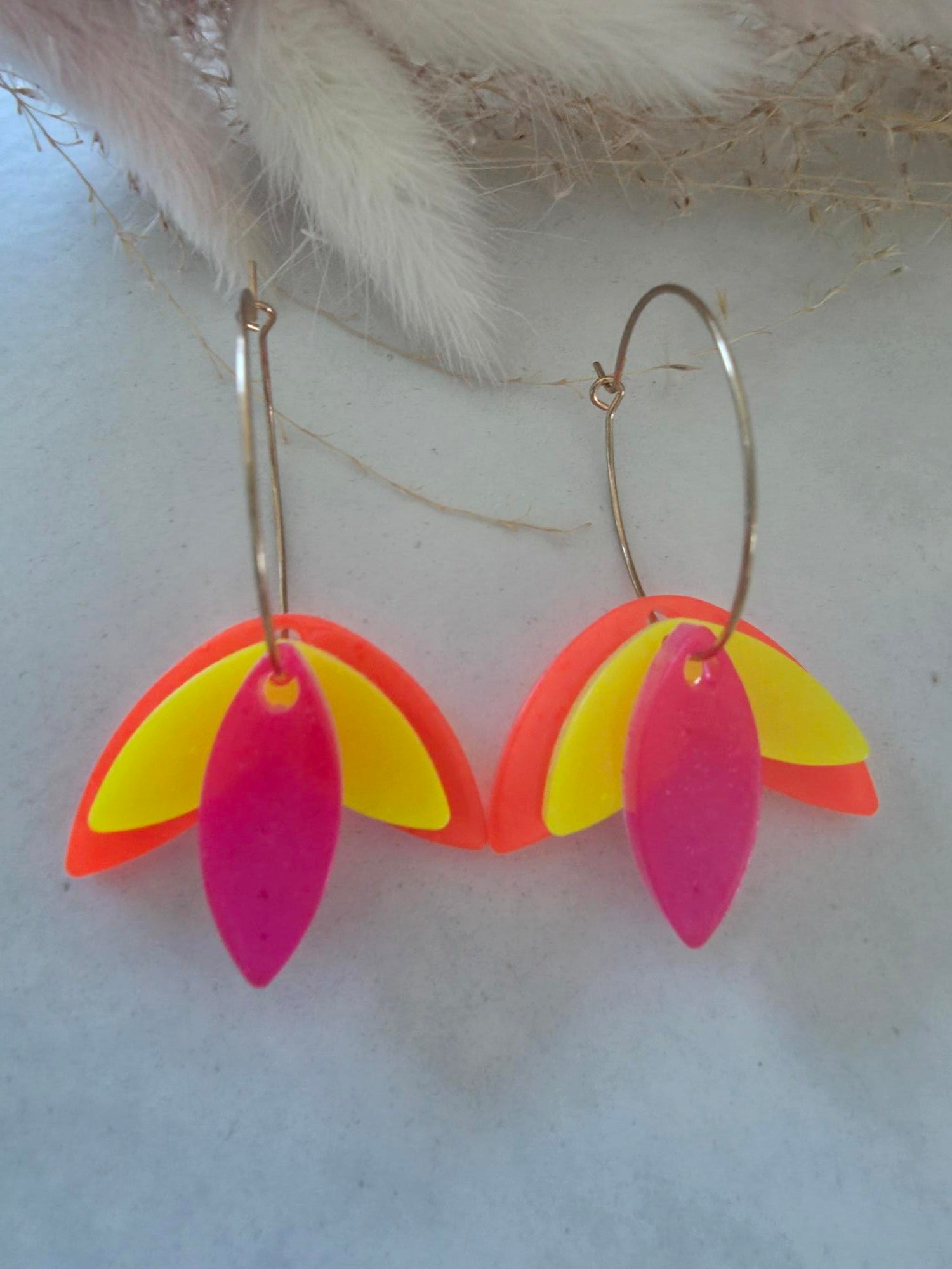 Boucles d'oreilles créoles dorées – pétales fluo orange, jaune & fuchsia en résine époxy (paire)