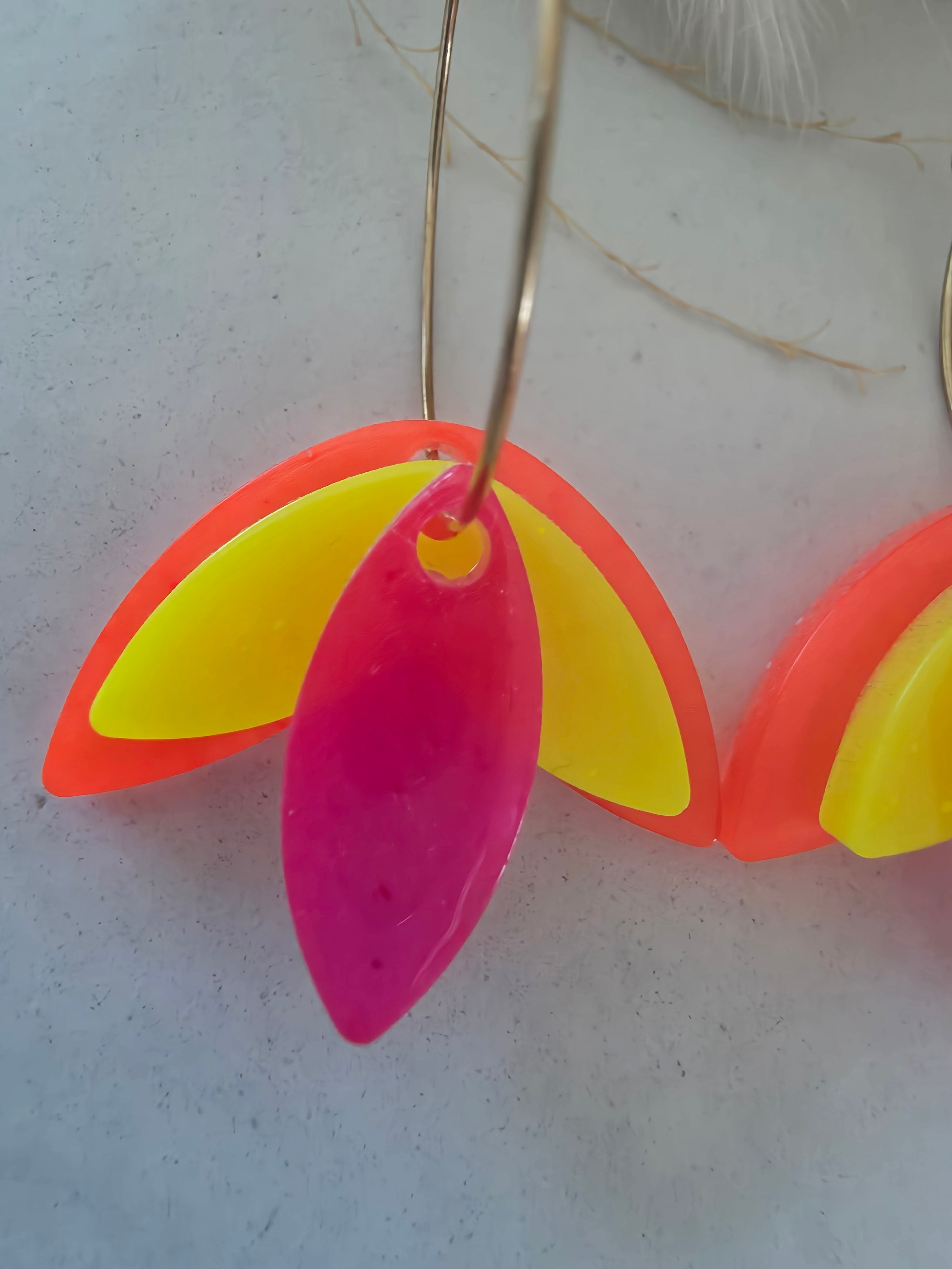 Boucles d'oreilles créoles dorées – pétales fluo orange, jaune & fuchsia en résine époxy (paire)