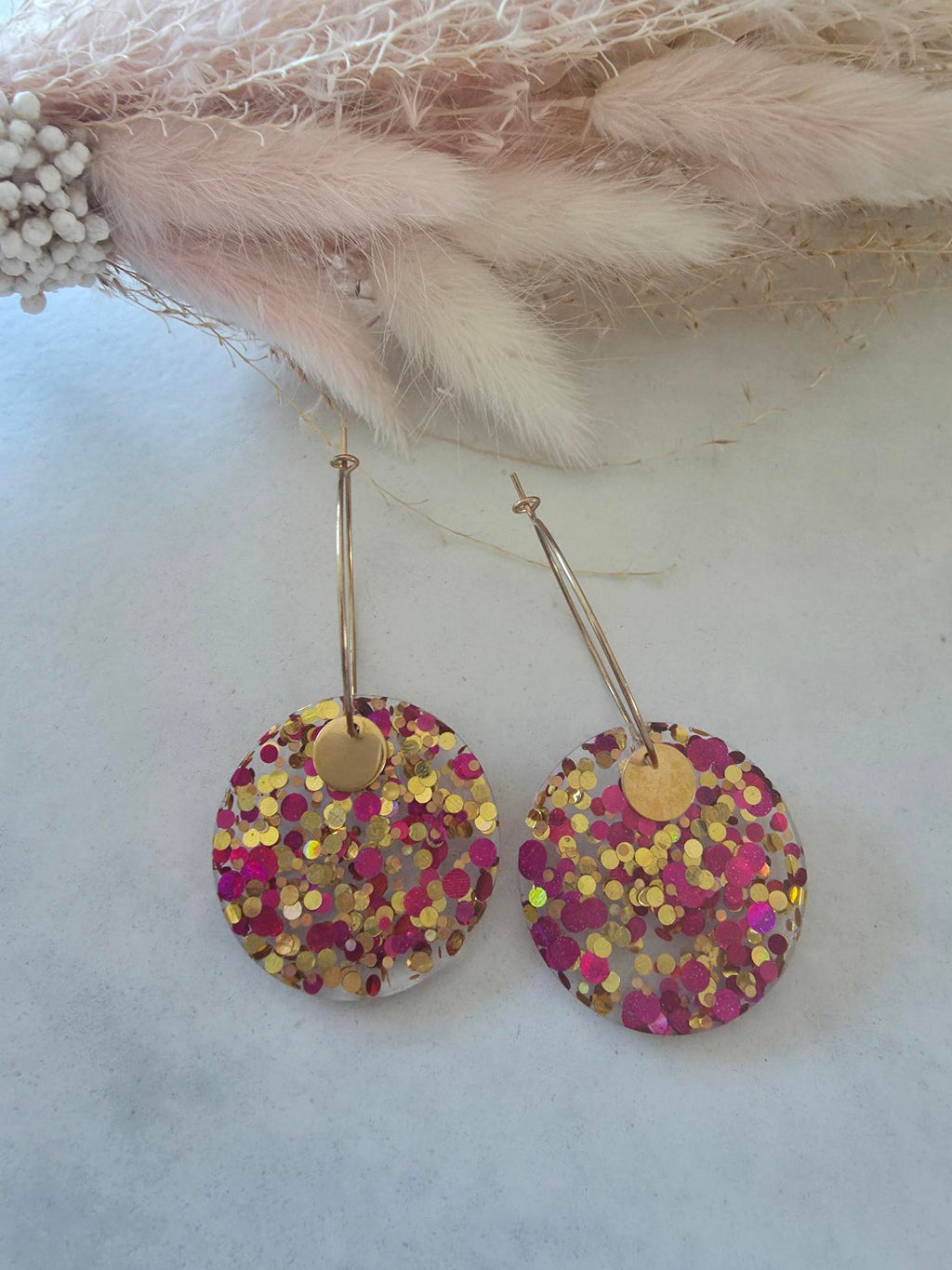 Boucles d'oreilles créoles résine époxy – confettis bordeaux & or (paire)