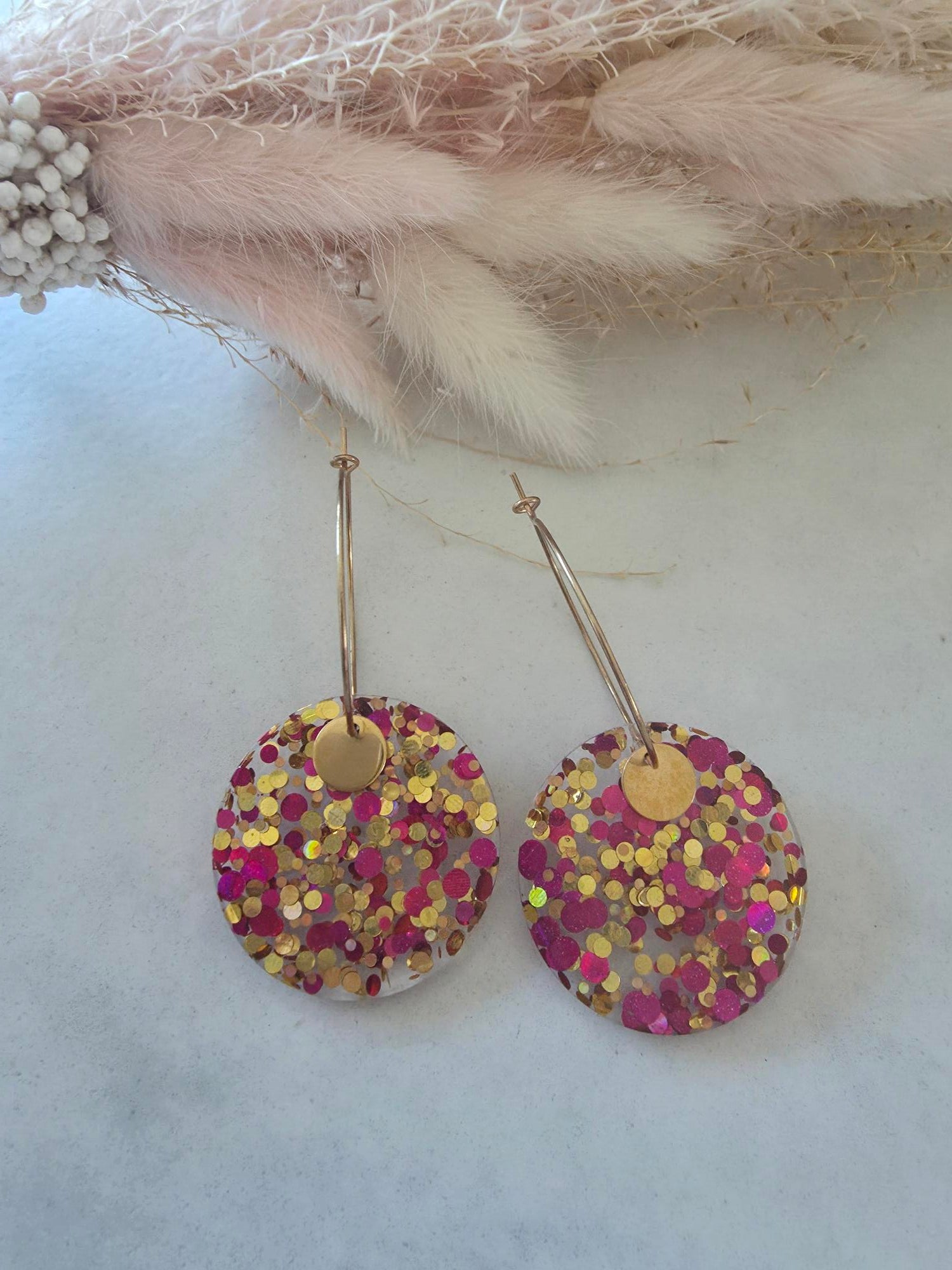 Boucles d'oreilles créoles résine époxy – confettis bordeaux & or (paire)