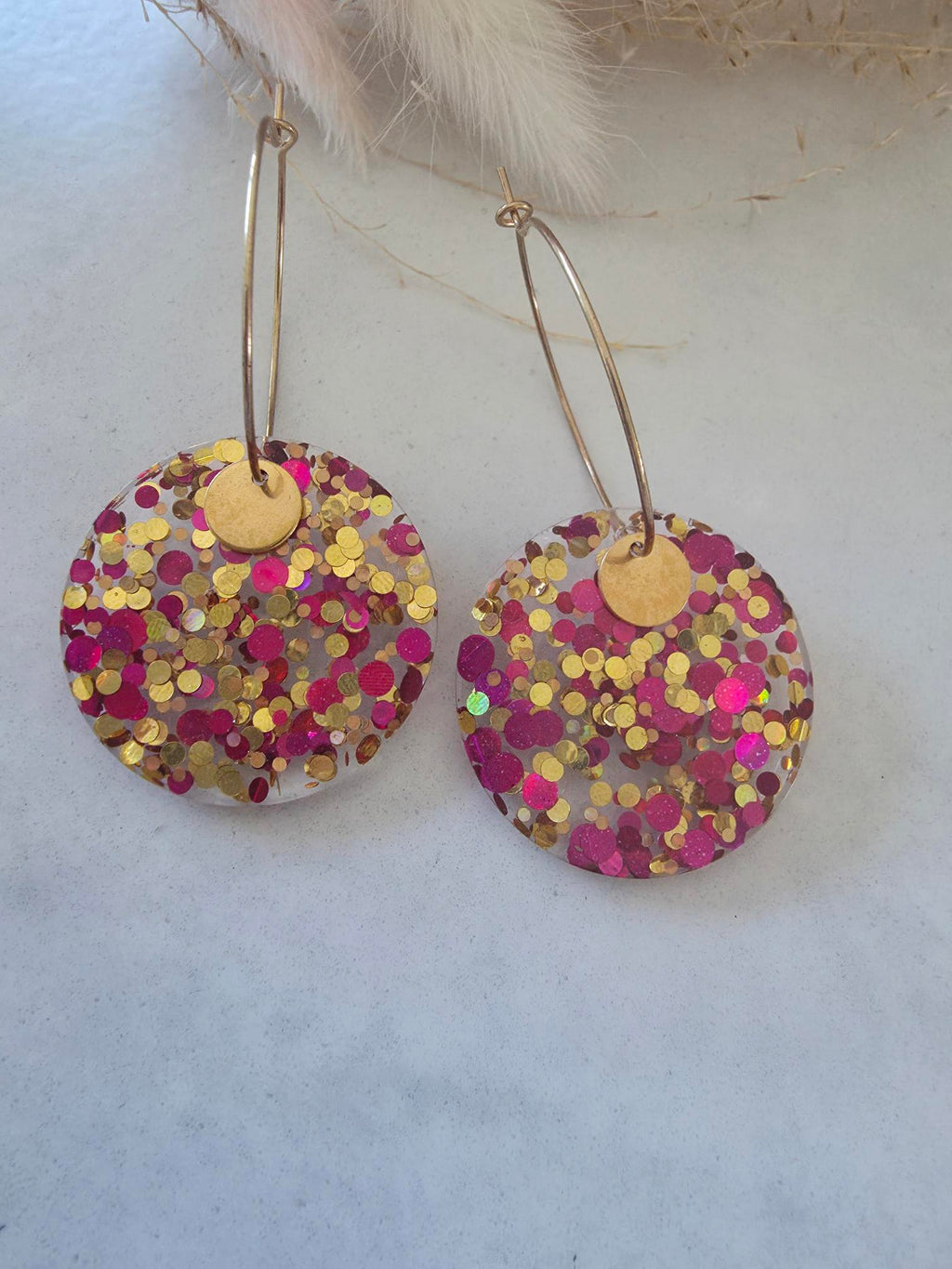 Boucles d'oreilles créoles résine époxy – confettis bordeaux & or (paire)