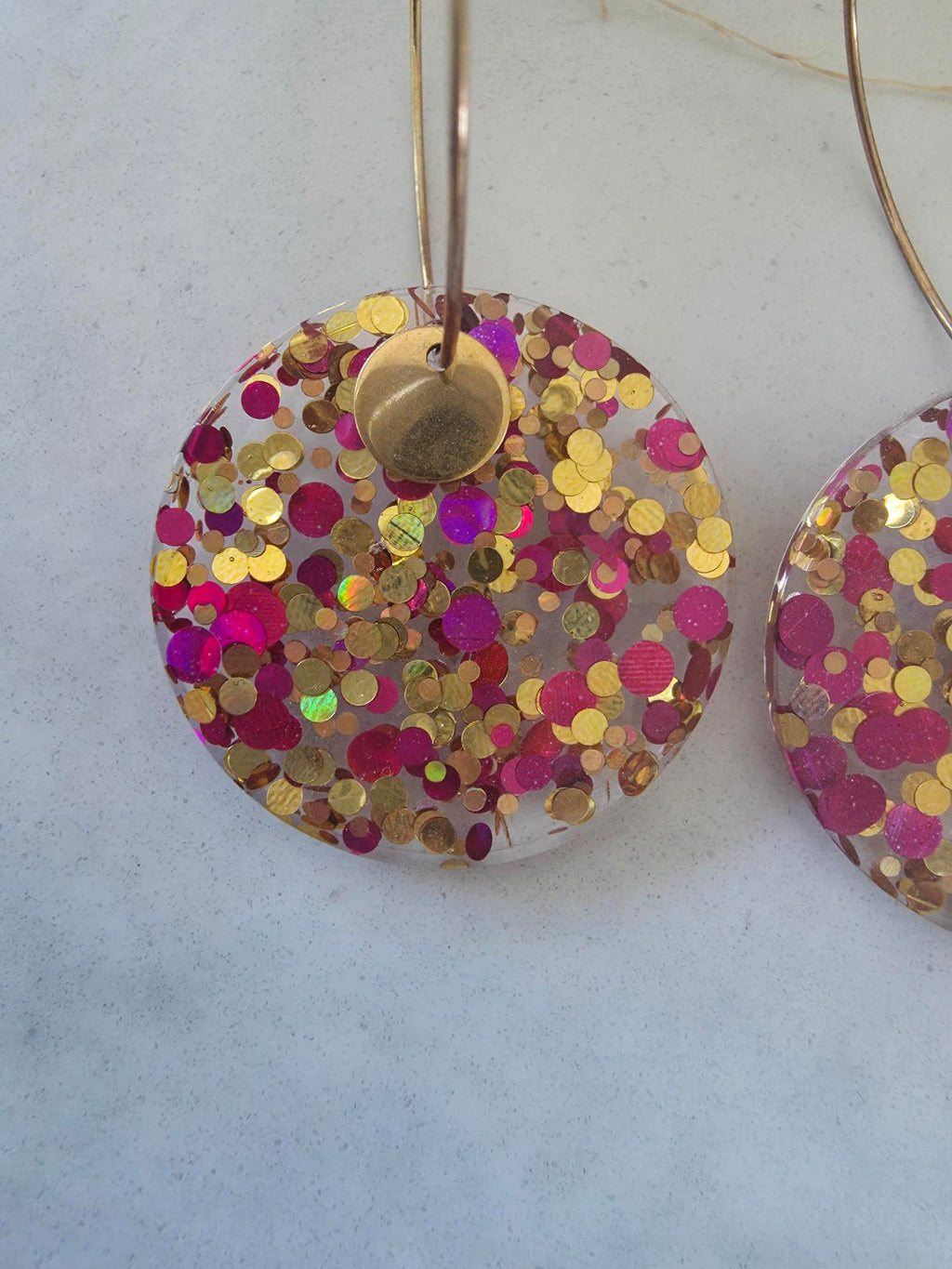 Boucles d'oreilles créoles résine époxy – confettis bordeaux & or (paire)