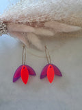 Boucles d'oreilles créoles dorées – pétales violet & orange fluo en résine époxy (paire)