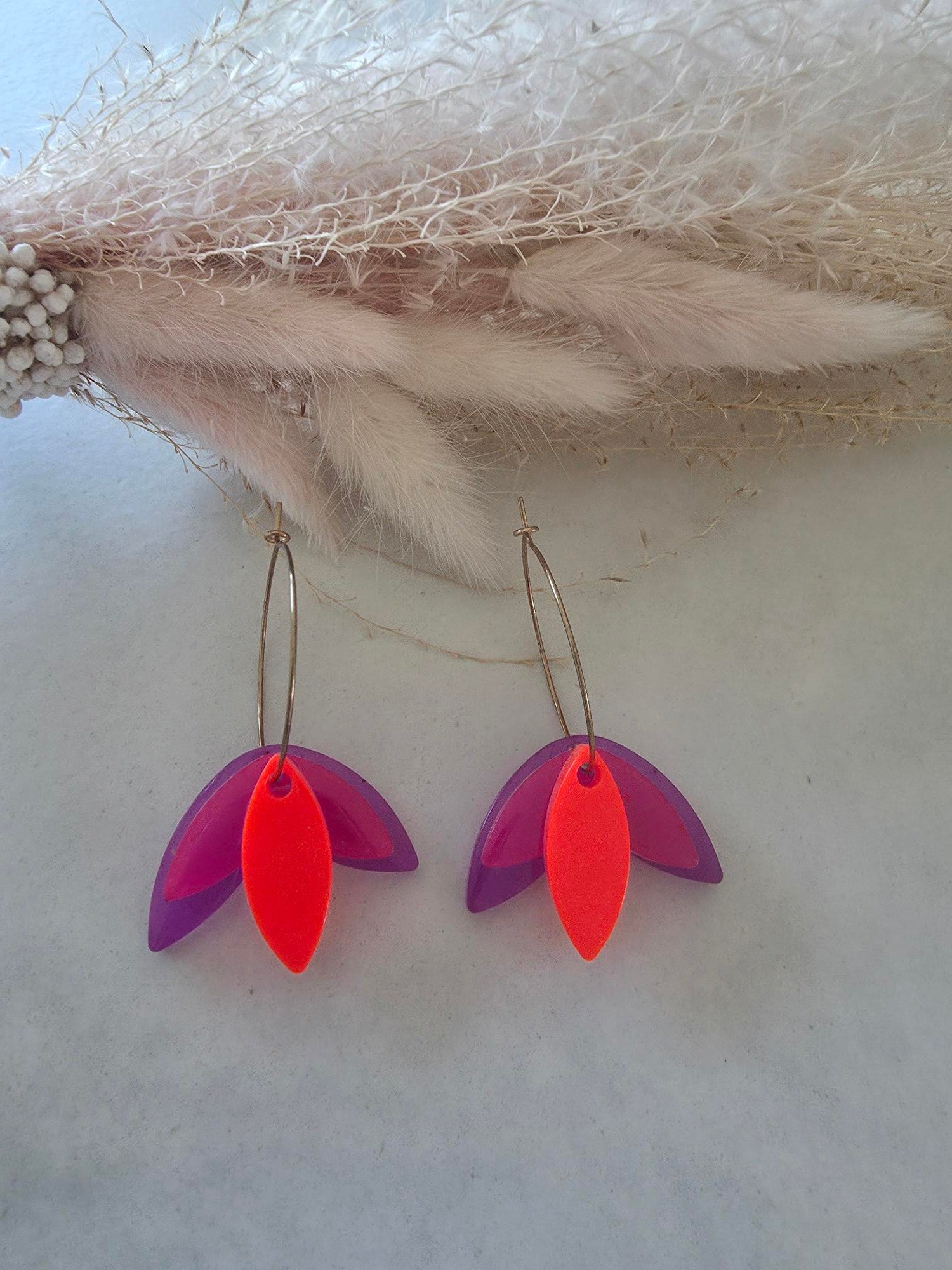 Boucles d'oreilles créoles dorées – pétales violet & orange fluo en résine époxy (paire)